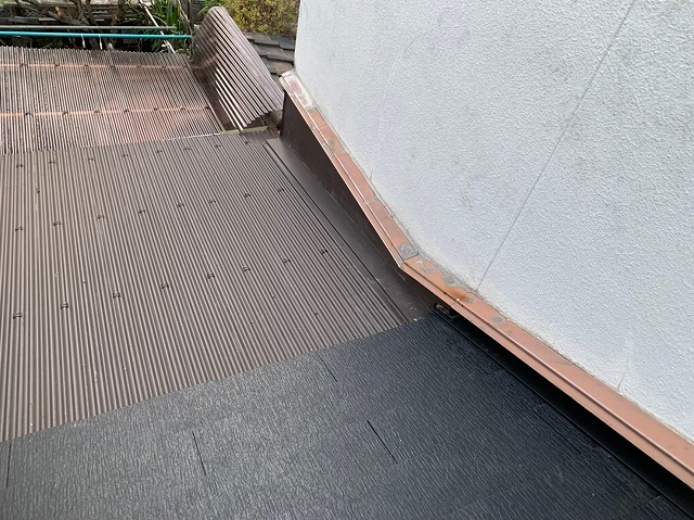 カラーベストを大屋根に設置